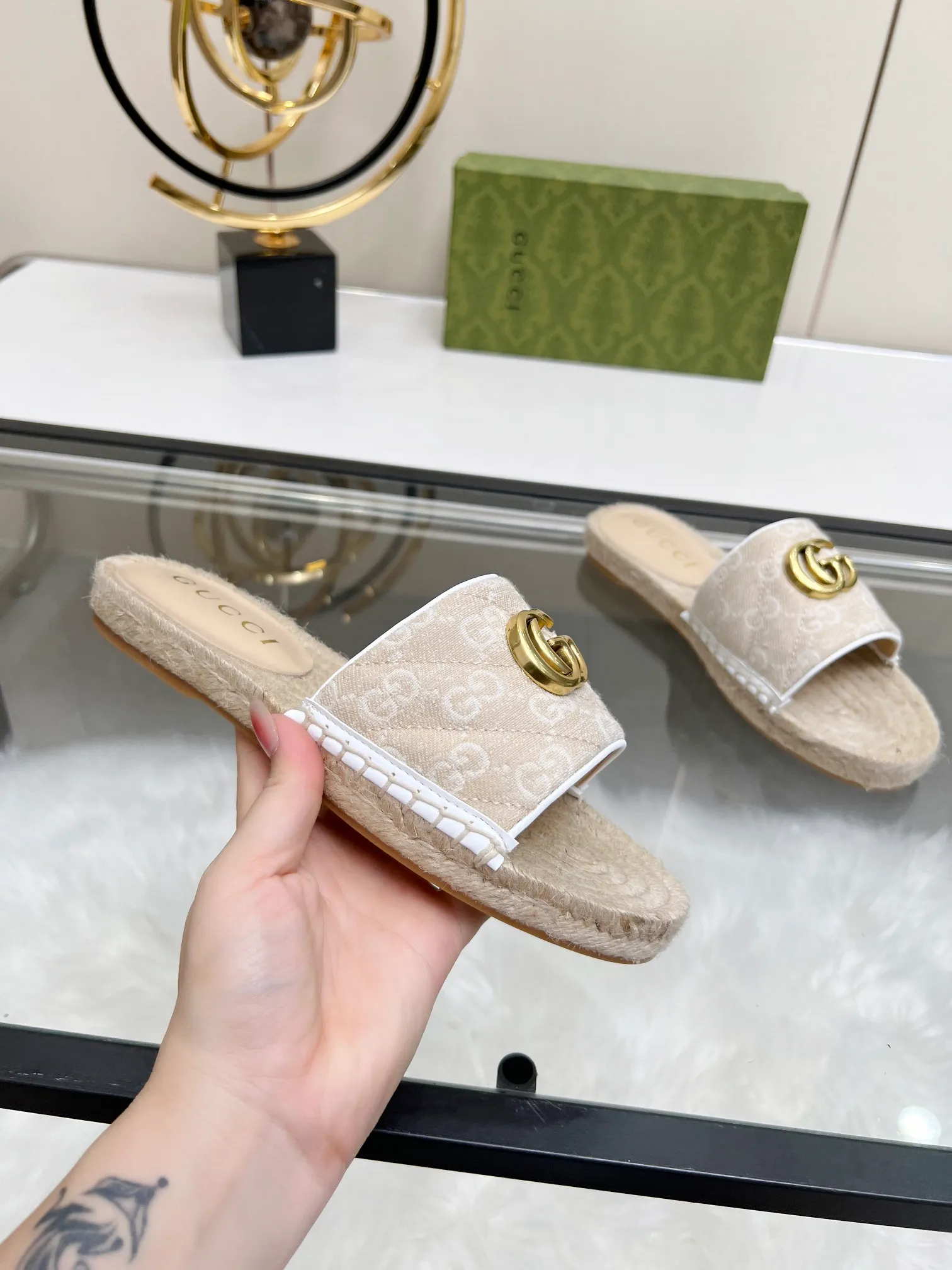 👟👟Ex-factory price 320👟👟 Gucci slippers fisherman shoes new color Injection molded one-piece straw bottom, high-end quality Fabric: Double G imported fabric Lining: sheepskin lining Code number: 35~42 Fabric styles include apricot, floral, pink, black, blue, burgundy, champagne, green, orange, cyan, starry sky, more than 30 colors to choose from, many colors to be updated in the future ,,,,,,,,